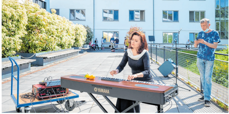 Open-Air-Konzert während des Lockdowns in der  Schmieder-Klinik Heidelberg  08. 05. 2020